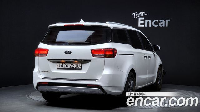 Kia Carnival 9-seater Luxury — пробег 211 685 км — фото 2 из 5