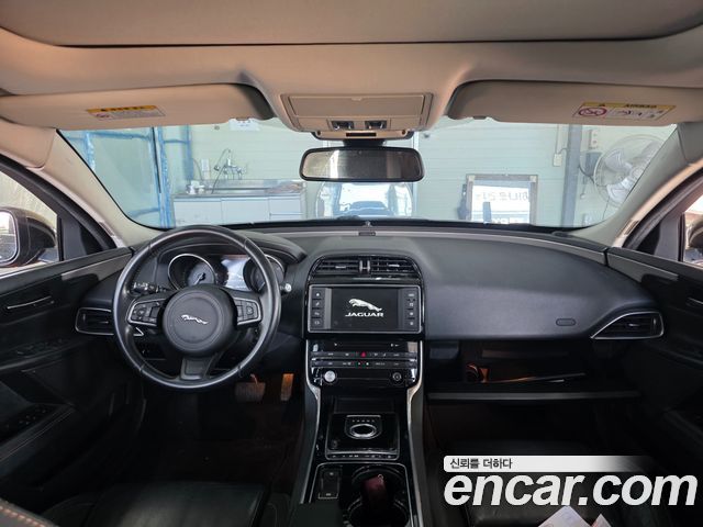 Jaguar XE 20d Prestige — пробег 220 148 км — фото 3 из 5