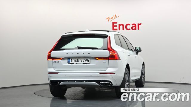 Volvo XC60 T8 R-Design — пробег 44 196 км — фото 4 из 5