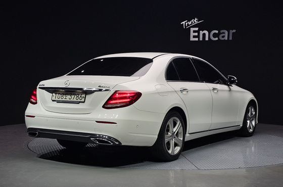 Mercedes-Benz E-Class E220d 4MATIC Avantgarde — пробег 83 756 км — фото 2 из 5
