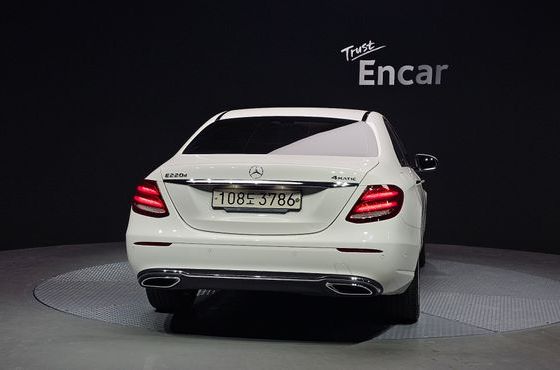 Mercedes-Benz E-Class E220d 4MATIC Avantgarde — пробег 83 756 км — фото 4 из 5