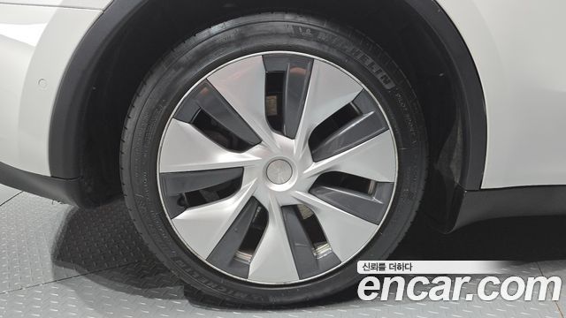 Tesla Model Y Long Range AWD — пробег 81 082 км — фото 5 из 5