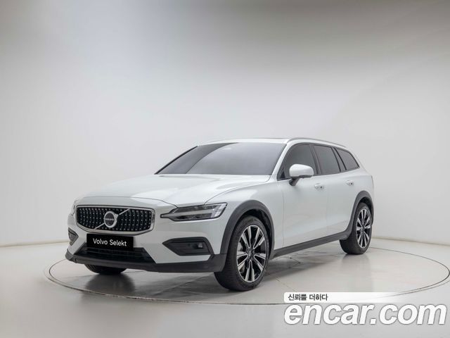Volvo V60 B5 Ultra AWD — пробег 7 935 км — фото 1 из 5