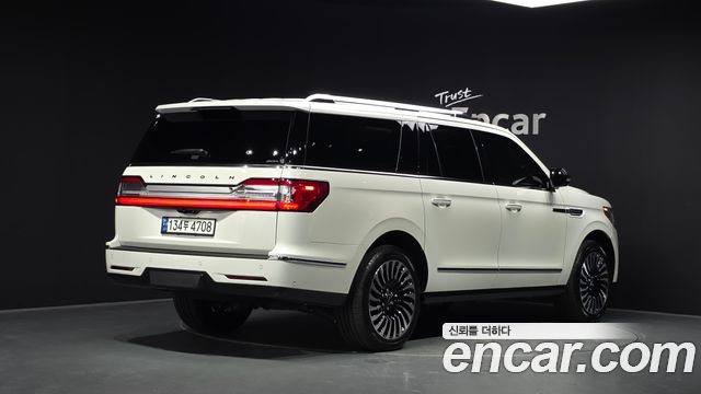 Lincoln Navigator 3.5L (8-Seater) — пробег 3 716 км — фото 2 из 5