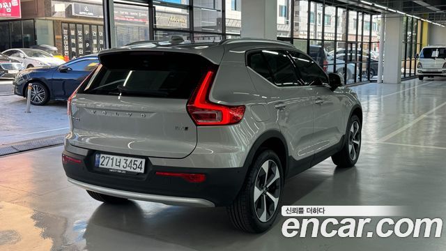 Volvo XC40 B4 Ultra Bright — пробег 4 614 км — фото 2 из 5