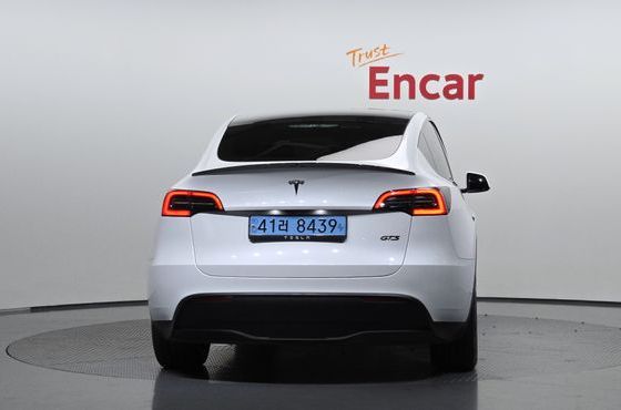 Tesla Model Y RWD — пробег 54 104 км — фото 4 из 5