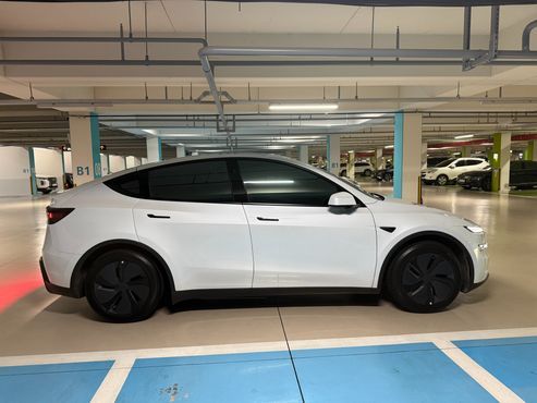 Tesla Model Y Premium RWD — пробег 13 657 км — фото 3 из 5