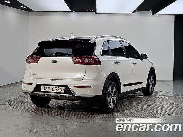 Kia Niro Prestige — пробег 230 000 км — фото 4 из 5