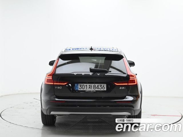 Volvo V60 B5 Ultra AWD — пробег 8 979 км — фото 4 из 5