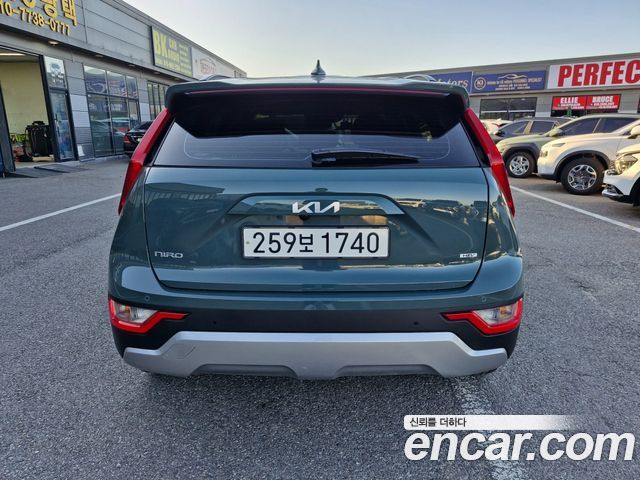 Kia Niro Prestige — пробег 13 618 км — фото 4 из 5