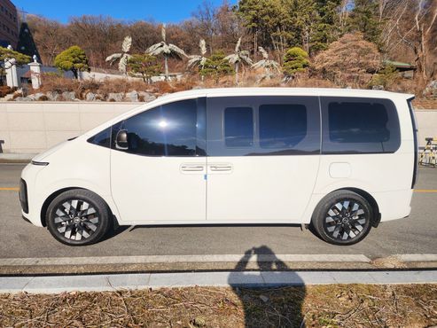 Hyundai Staria 4WD Lounge 9-Seater Inspiration — пробег 5 337 км — фото 3 из 5