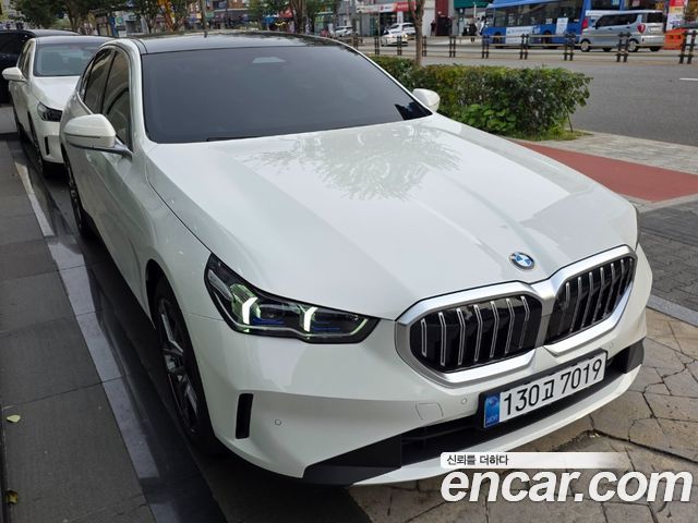 BMW 5-Series 520i — пробег 2 300 км — фото 2 из 5