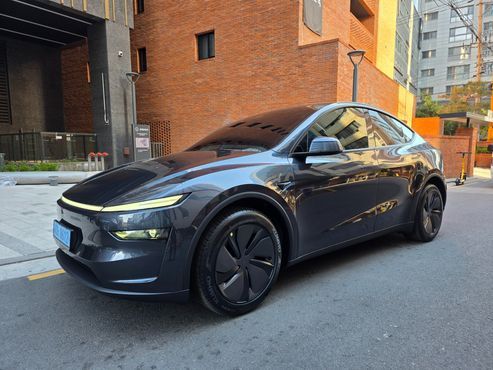 Tesla Model Y Premium RWD — пробег 756 км — фото 2 из 5