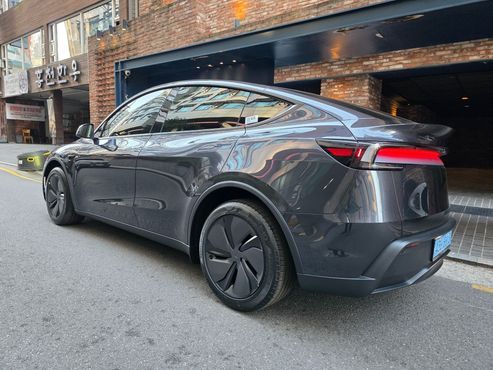 Tesla Model Y Premium RWD — пробег 756 км — фото 4 из 5
