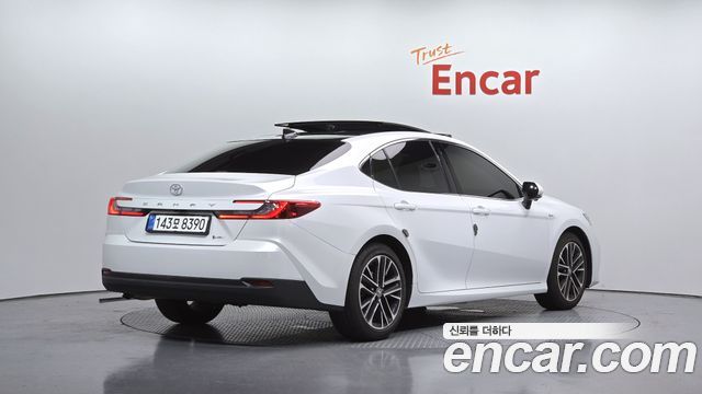 Toyota Camry 2.5 XLE Premium Hybrid — пробег 5 388 км — фото 2 из 5