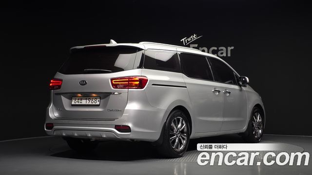 Kia Carnival 7-Seater Limousine VIP — пробег 48 171 км — фото 2 из 5