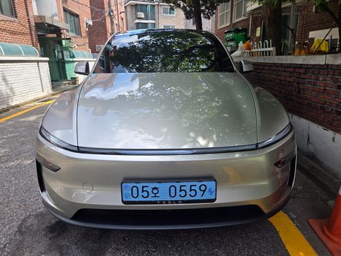 Tesla Model Y L Long Range AWD — пробег 2 197 км — фото 1 из 5