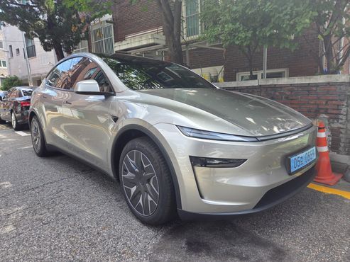 Tesla Model Y L Long Range AWD — пробег 2 197 км — фото 2 из 5