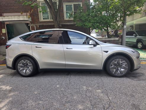 Tesla Model Y L Long Range AWD — пробег 2 197 км — фото 3 из 5