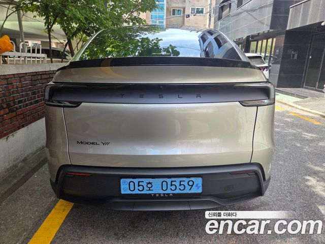 Tesla Model Y L Long Range AWD — пробег 2 197 км — фото 5 из 5