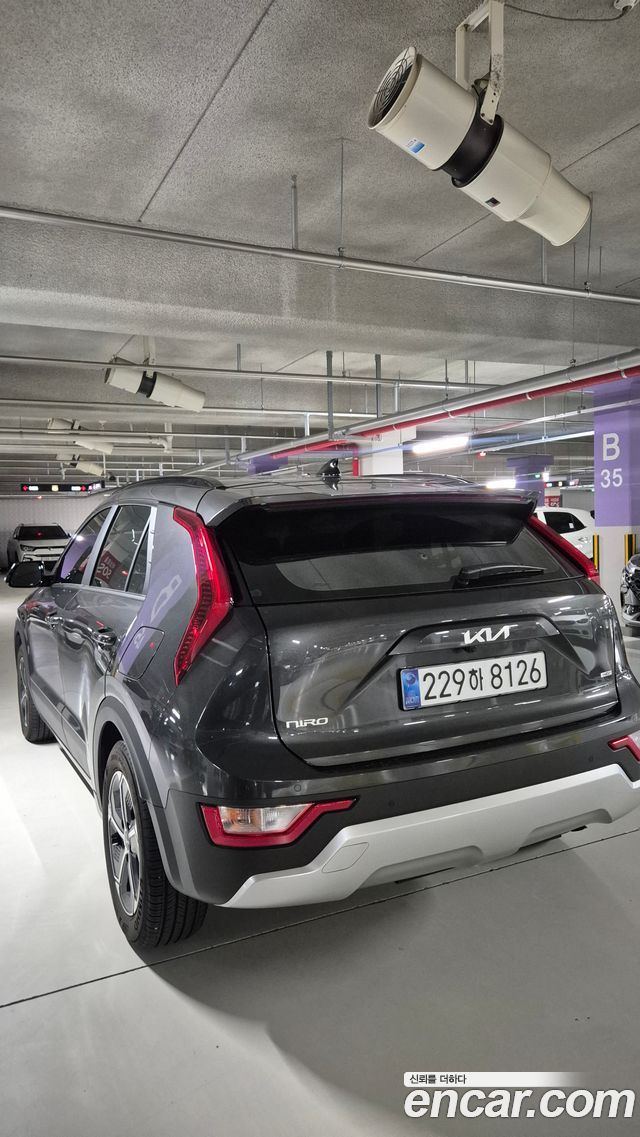 Kia Niro Prestige — пробег 19 200 км — фото 2 из 5