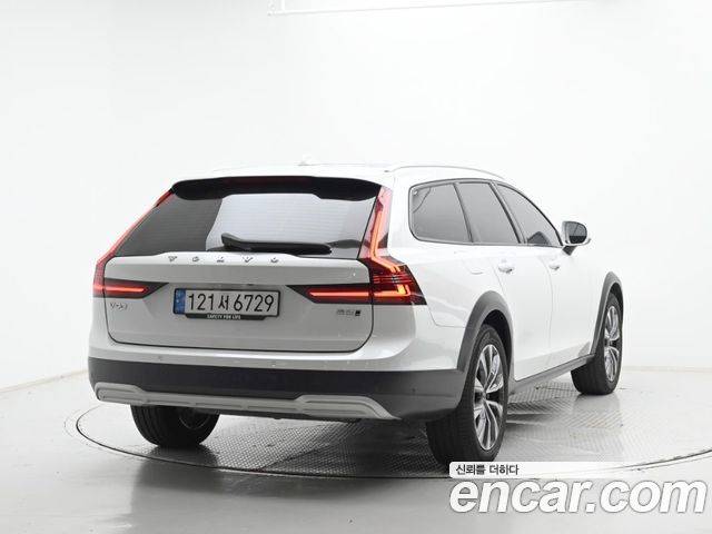 Volvo V90 B5 Ultra AWD — пробег 18 069 км — фото 2 из 5