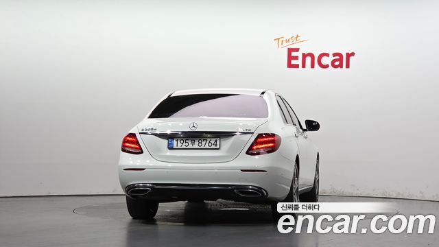 Mercedes-Benz E-Class E220d Avantgarde — пробег 82 071 км — фото 4 из 5