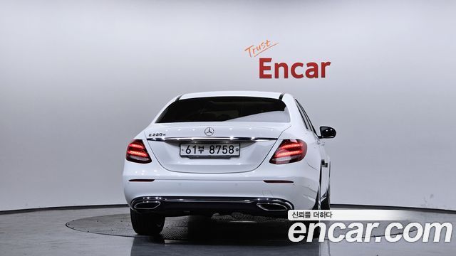 Mercedes-Benz E-Class E220d Avantgarde — пробег 70 171 км — фото 4 из 5