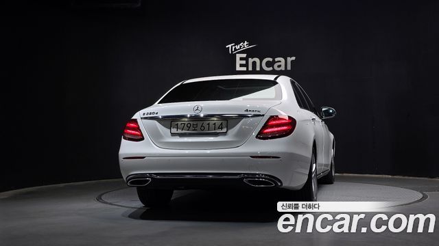 Mercedes-Benz E-Class E220d Avantgarde — пробег 105 275 км — фото 4 из 5