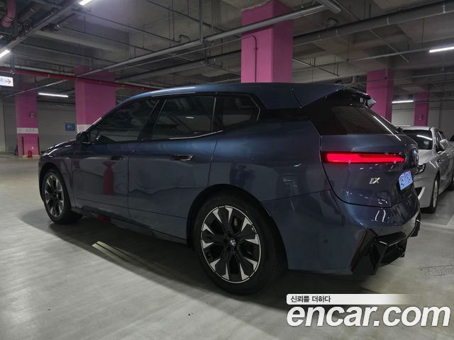 BMW iX xDrive45 M Sport — пробег 865 км — фото 4 из 5