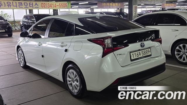 Toyota Prius 1.8 — пробег 64 200 км — фото 2 из 5