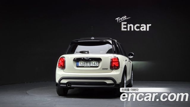 Mini Cooper 5-Door Classic Plus 3rd — пробег 18 061 км — фото 4 из 5