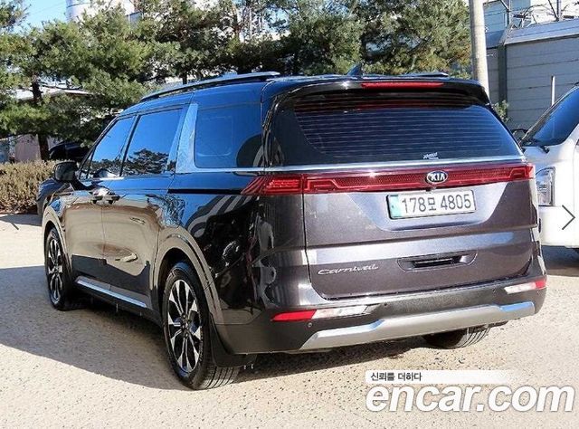 Kia Carnival 9-Seater Signature — пробег 214 811 км — фото 3 из 5