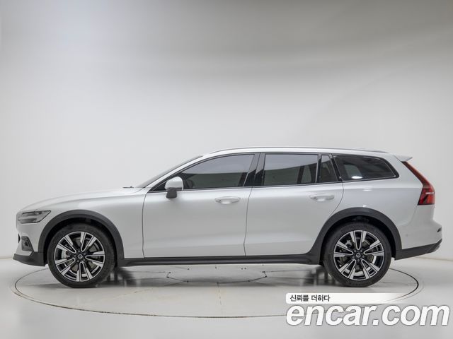 Volvo V60 B5 Ultra AWD — пробег 20 610 км — фото 3 из 5