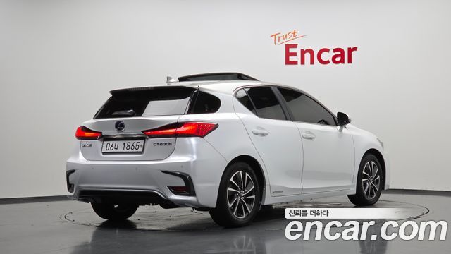 Lexus CT200h 1.8 Supreme ZWA10 — пробег 17 760 км — фото 2 из 5