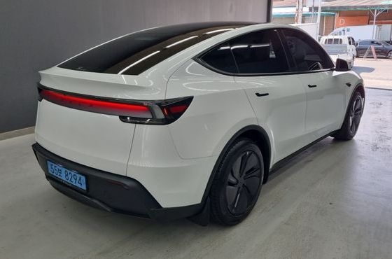Tesla Model Y Premium RWD — пробег 9 500 км — фото 2 из 5