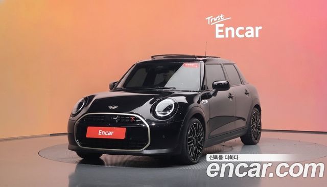 Mini Cooper 5 Door Favoured — пробег 43 378 км — фото 1 из 5