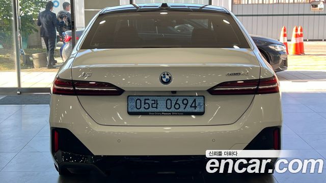 BMW i5 eDrive 40 M Sport — пробег 6 077 км — фото 4 из 5