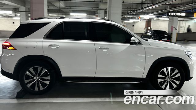 Mercedes-Benz GLE-Class GLE300d 4MATIC — пробег 12 543 км — фото 3 из 5