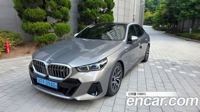 BMW i5 eDrive 40 M Sport — пробег 5 300 км — фото 1 из 5