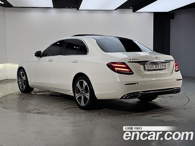 Mercedes-Benz E-Class E220d Avantgarde — пробег 113 365 км — фото 3 из 5