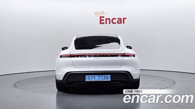 Porsche Taycan Base — пробег 31 678 км — фото 4 из 5