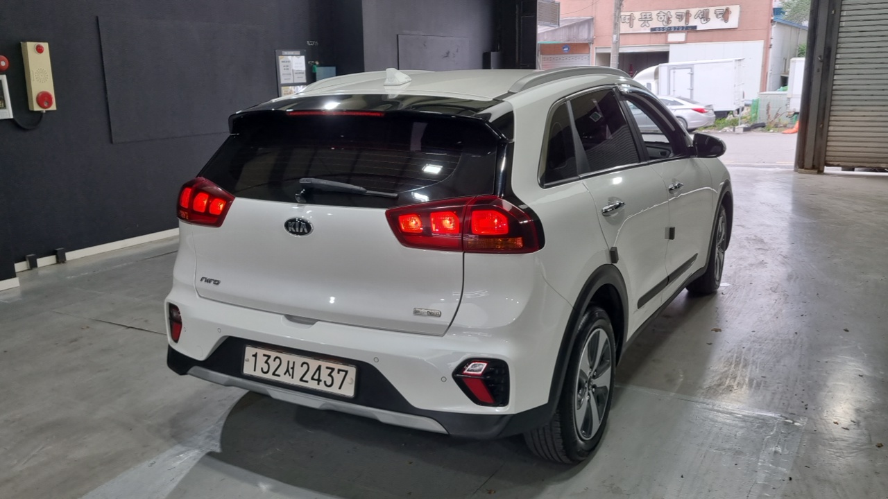 Kia Niro 1.6 HEV Luxury — пробег 123 903 км — фото 2 из 5