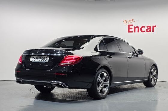 Mercedes-Benz E-Class E300 4MATIC Avnatgarde — пробег 56 328 км — фото 2 из 5