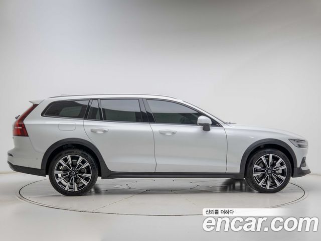 Volvo V60 B5 Ultra AWD — пробег 10 461 км — фото 5 из 5