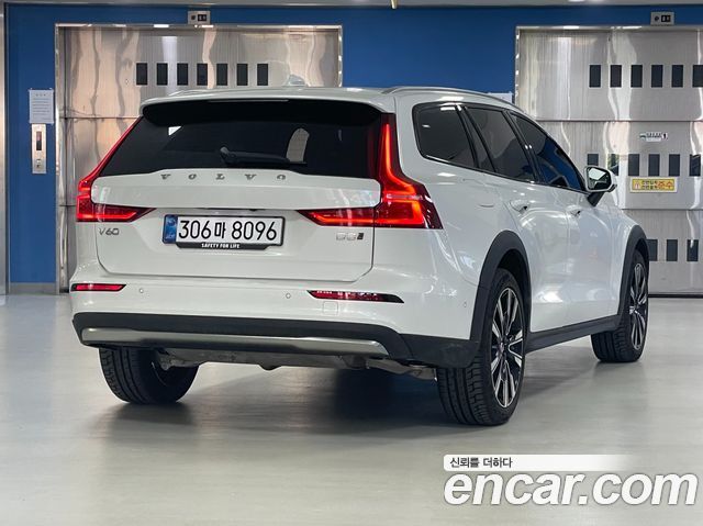 Volvo V60 B5 Ultra AWD — пробег 12 797 км — фото 2 из 5