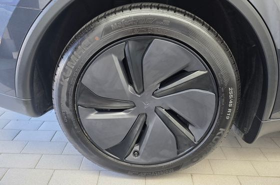 Tesla Model Y Premium Long Range AWD — пробег 8 210 км — фото 5 из 5