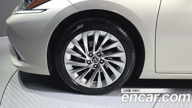 Lexus ES Luxury Plus — пробег 126 374 км — фото 5 из 5