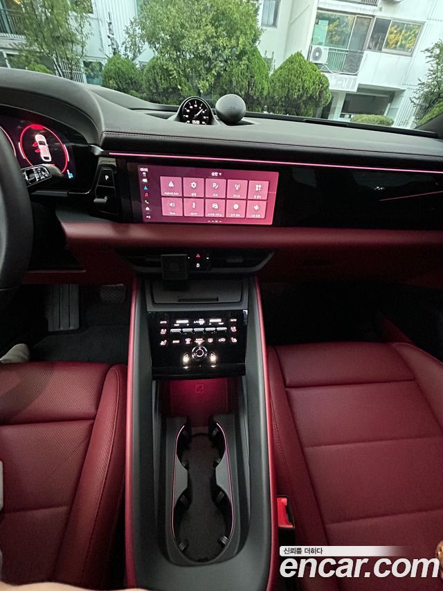 Porsche Taycan Base 4 — пробег 20 000 км — фото 5 из 5