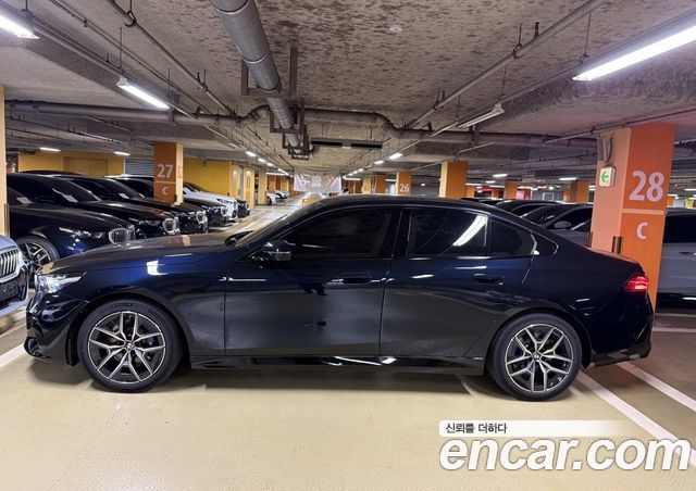 BMW 5-Series 520i — пробег 1 км — фото 3 из 5